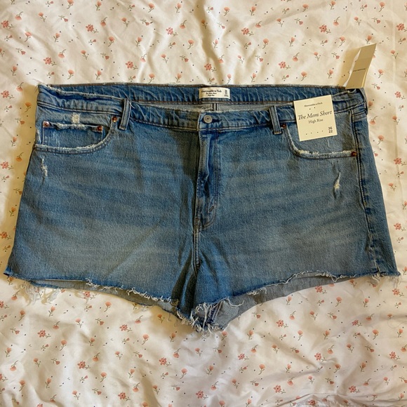 NWT- Abercrombie and Fitch- High Rise Mom Short - Size 36/22 - Picture 8 of 15